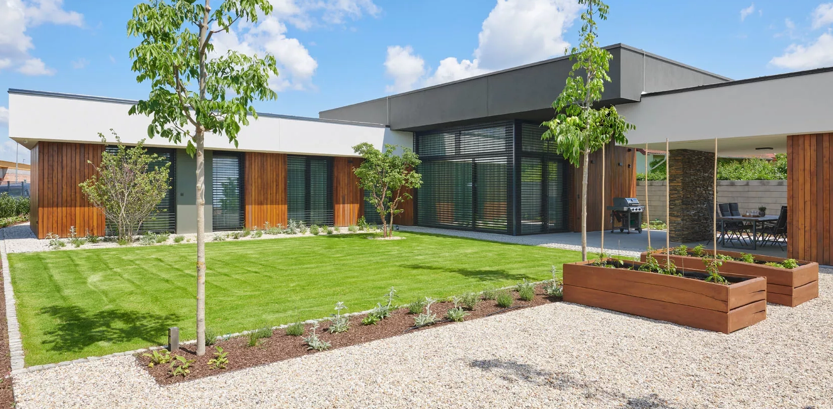 moderný dom s antracitovými screenovými roletami NEVA